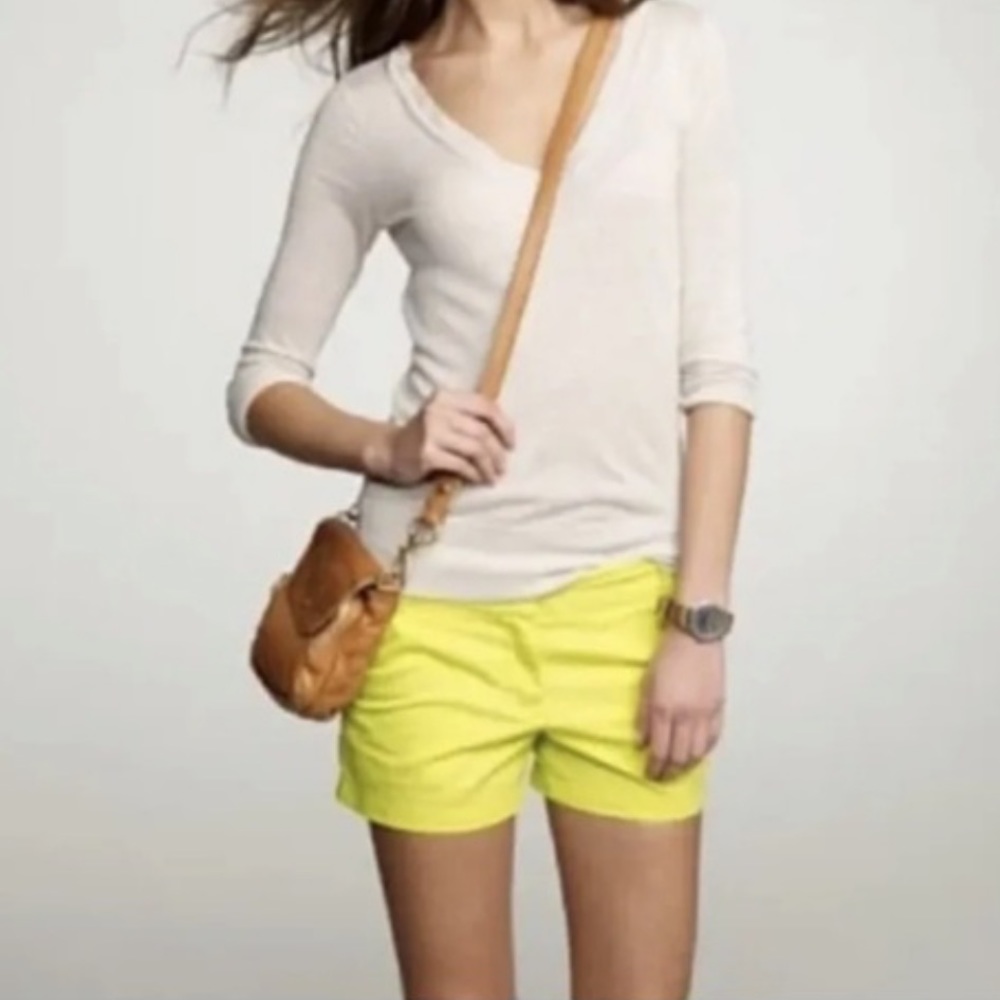 Old Navy || Woman’s bright green shorts size 8